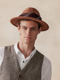 Fedora-Hut mit flacher Krempe und Halstuch