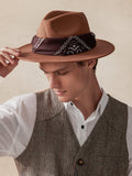 Fedora-Hut mit flacher Krempe und Halstuch