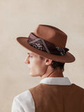 Fedora-Hut mit flacher Krempe und Halstuch