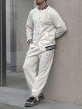 Klassisches Jacken- und Hosen-Set mit Streifendetails