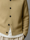 Premium Strickjacke mit Rollkragen und Knopfleiste