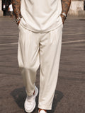 Urbanes Freizeit-Set aus Polohemd und Hose in Kontrastfarben