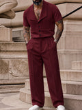 Lässiges modernes Set aus plissiertem Hemd und Hose