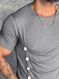 Modern geschnittenes T-Shirt mit Knopfdetails