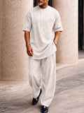 Completo casual con borsa creativa, top longline e pantaloni