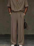 Modernes Set aus plissiertem Hemd mit Kreuzverschluss und Hose