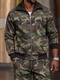 Detailaufnahme Stehkragen, Reißverschluss und Ärmelstreifen der Camouflage-Jacke in Armeegrün