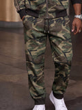Detailaufnahme Jogginghose mit elastischem Bund, Kordelzug und Rippbündchen im Camouflage-Print