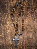 Halskette mit Kreuz-Anhänger aus Naturstein