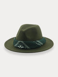 Fedora-Hut mit flacher Krempe und Halstuch