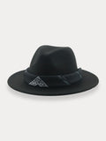 Fedora-Hut mit flacher Krempe und Halstuch
