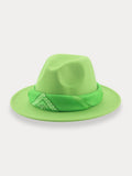 Fedora-Hut mit flacher Krempe und Halstuch