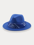 Fedora-Hut mit flacher Krempe und Halstuch