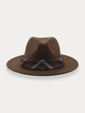 Fedora-Hut mit flacher Krempe und Halstuch