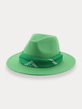 Fedora-Hut mit flacher Krempe und Halstuch