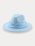 Fedora-Hut mit flacher Krempe und Halstuch