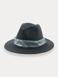 Fedora-Hut mit flacher Krempe und Halstuch