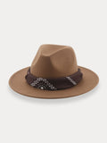 Fedora-Hut mit flacher Krempe und Halstuch