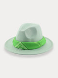 Fedora-Hut mit flacher Krempe und Halstuch