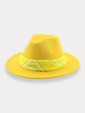 Fedora-Hut mit flacher Krempe und Halstuch
