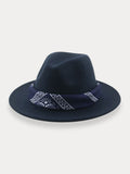 Fedora-Hut mit flacher Krempe und Halstuch