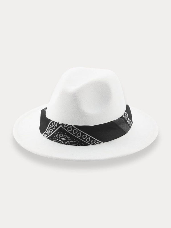 Fedora-Hut mit flacher Krempe und Halstuch