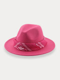 Fedora-Hut mit flacher Krempe und Halstuch