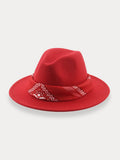 Fedora-Hut mit flacher Krempe und Halstuch