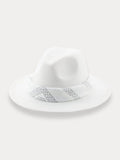 Fedora-Hut mit flacher Krempe und Halstuch