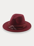 Fedora-Hut mit flacher Krempe und Halstuch