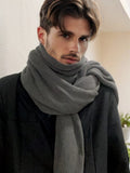 Minimalistischer Warmer Strickschal
